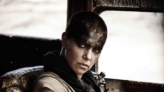 シャーリーズ・セロン、衝撃のスキンヘッド!『マッドマックス』最新作で女ボスに!