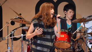 妊娠8か月のhitomi、ぽっこりおなかで出産前ラストライブ!