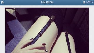 益若つばさ、ガーターベルト着用のセクシーな太ももを公開！