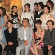 松方弘樹、銀座高級クラブの美女たちに囲まれご満悦!