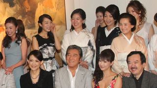 松方弘樹、銀座高級クラブの美女たちに囲まれご満悦！