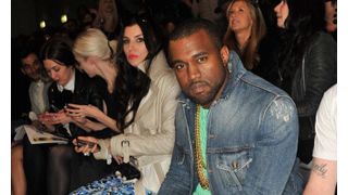 カニエ・ウェスト、全員起立を要求し車いすの客にブーイング起きる