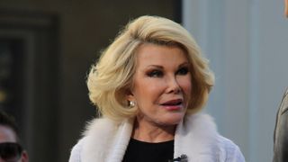 主治医が自撮り?麻酔で意識のない故ジョーン・リヴァーズさんと