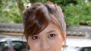 大島麻衣、セーラー服でへそ出し!大人の色気をアピール