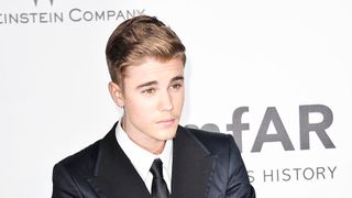 ジャスティン・ビーバー、鼓膜を破り手術の可能性