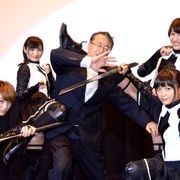 武田梨奈ら新作初日にコスプレで登場! 金子修介監督を蹴りで祝福?