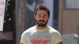 シャイア・ラブーフ、美術館の周りを144周走る