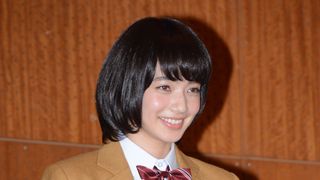 山下智久、学園祭にサプライズ登場！　ハグのプレゼントに生徒はメロメロ