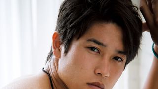 内田篤人選手、上半身ヌードで肉体美を披露!自身の結婚についても…