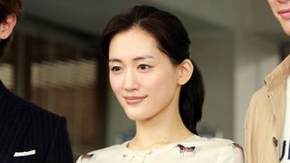 綾瀬はるか、福士蒼汰に跳び蹴り!?