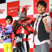2代目こども店長、車に乗った仮面ライダーに大興奮!