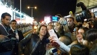 オーランド・ブルーム、深夜0時のレッドカーペットにバイクで登場!