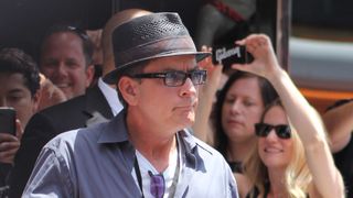 チャーリー・シーン、性的暴行で訴えられる