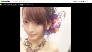 佐藤かよ、肩丸出し！艶やかセクシードレス披露！