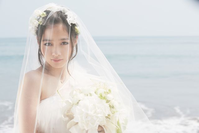 橋本環奈、15歳の花嫁姿…「両親にも内緒」な初写真集に挑戦