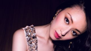 栗山千明、大人の色気全開!胸元あらわの10年ぶり写真集