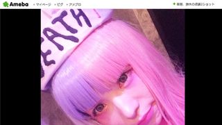 益若つばさ、ナースコスプレで29歳の誕生日会!鈴木奈々もハチ姿でお祝い