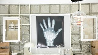 相葉雅紀の手が巨大化！髪型は七三分け!?フシギ映像さく裂の新CMスタート