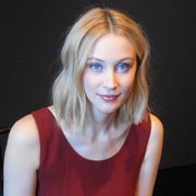 話題作『ドラキュラ ZERO』で君主を支える妻役の美人女優サラ・ガドンとは?