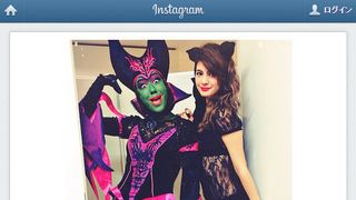 マギー、スケスケのセクシー衣装で極上の脚線美を公開