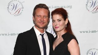 「SMASH」で共演したデブラ・メッシングとウィル・チェイスが破局