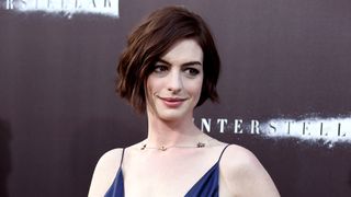 アン・ハサウェイ、エボラ出血熱を理由にジャーナリストとの握手を拒む