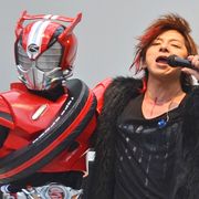 松岡充、仮面ライダードライブと豪雨の中で熱唱!