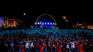 USJにゾンビ2,000体!「スリラー」踊りまくる