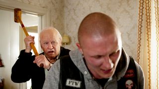 100歳老人がギャングを木槌で殴打!破天荒スウェーデン映画の本編映像公開