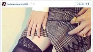 益若つばさ、ガーターベルトちらりのセクシーショット公開