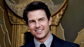 驚愕のスタント！トム・クルーズ、高度1,500メートルで軍用機の側面にしがみつく