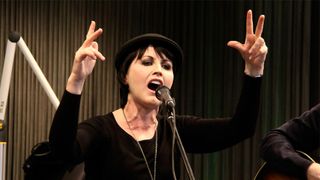 クランベリーズのボーカル逮捕　CAに暴行