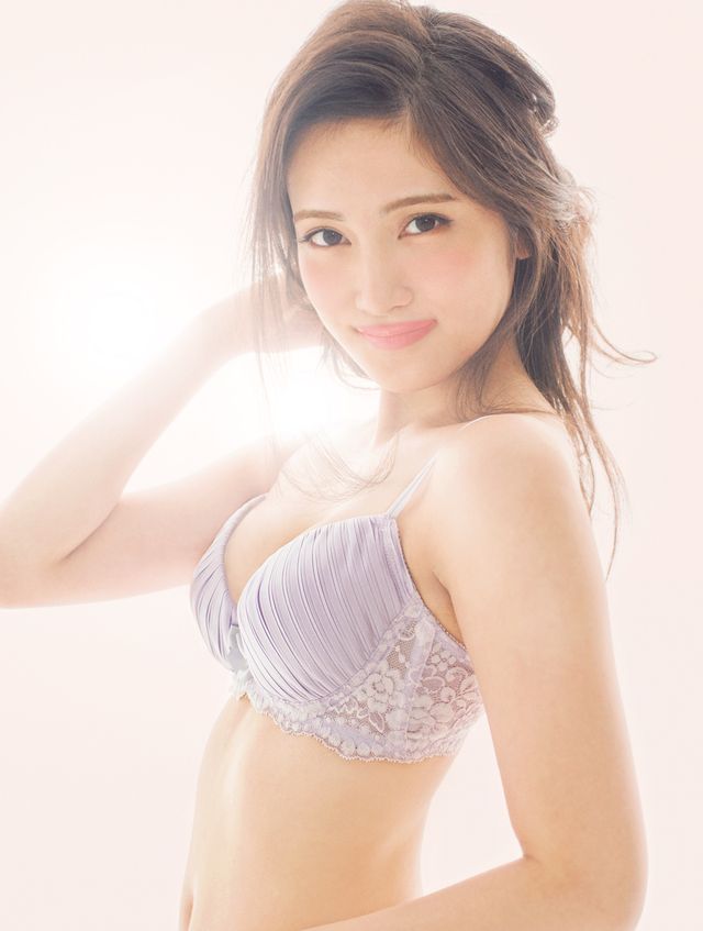 AKB48入山杏奈、下着モデルに初挑戦！先輩こじはるはセクシーサンタに