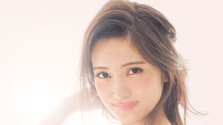 AKB48入山杏奈、下着モデルに初挑戦！先輩こじはるはセクシーサンタに