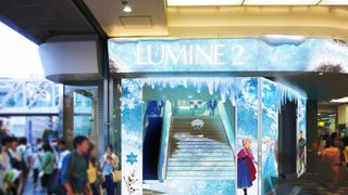 エルサが「Let It Go」歌いながら駆け上がる氷の階段、新宿に出現!