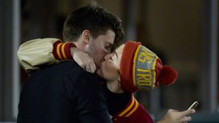 シュワちゃんのイケメン長男とマイリー・サイラスが熱烈キス