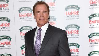 葉巻が大好きなシュワちゃん、シガー・スモーカー・オブ・ザ・イヤーに選ばれる
