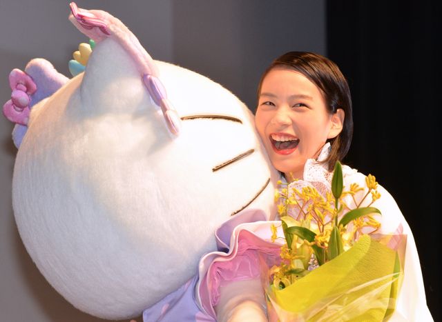 能年玲奈、キティちゃんとハグ！新進女優賞に「この世界に存在してもいいんだ」と歓喜！