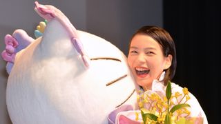 能年玲奈、キティちゃんとハグ！新進女優賞に「この世界に存在してもいいんだ」と歓喜！