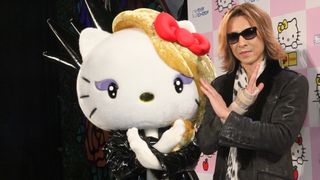 YOSHIKIがゴンドラに乗ってハローキティパレードに登場! ニューアルバムについても言及