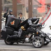 千葉ットマン、原宿に降臨!自分のフィギュアを購入?