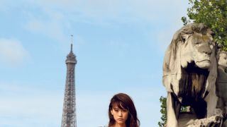 桐谷美玲、新聞紙1枚でパリに立つ！