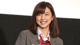 真野恵里菜、キュートな女子高生姿にファン大興奮!