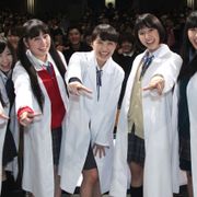 ももクロ、武蔵美に降臨! 白衣姿で講師務める