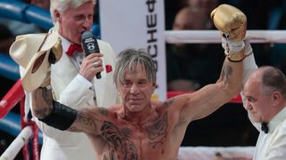 62歳ミッキー・ロークがボクシング復帰!20代ボクサーに勝利!