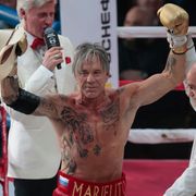 62歳ミッキー・ロークがボクシング復帰!20代ボクサーに勝利!