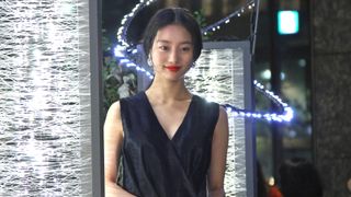 忽那汐里、幻想的な光景に感激!シックなドレスで大人の街・銀座に登場!