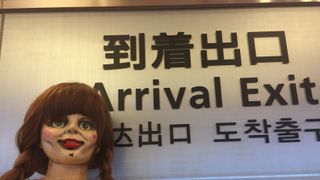 “呪われた”アナベル人形が初来日