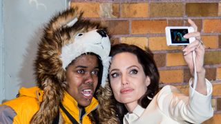 アンジー、パニック発作のファンを救助！一緒に自撮りも