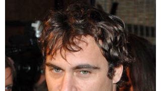 ホアキン・フェニックス、ヨガインストラクターと婚約！